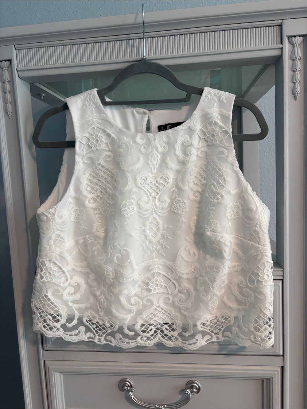 Leslie Fay White Lace Cropped Tank